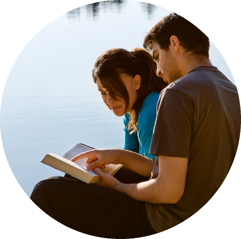 Человек с Библией. Человек читает Библию. Супруги читают Библию. Муж и жена читают Библию.